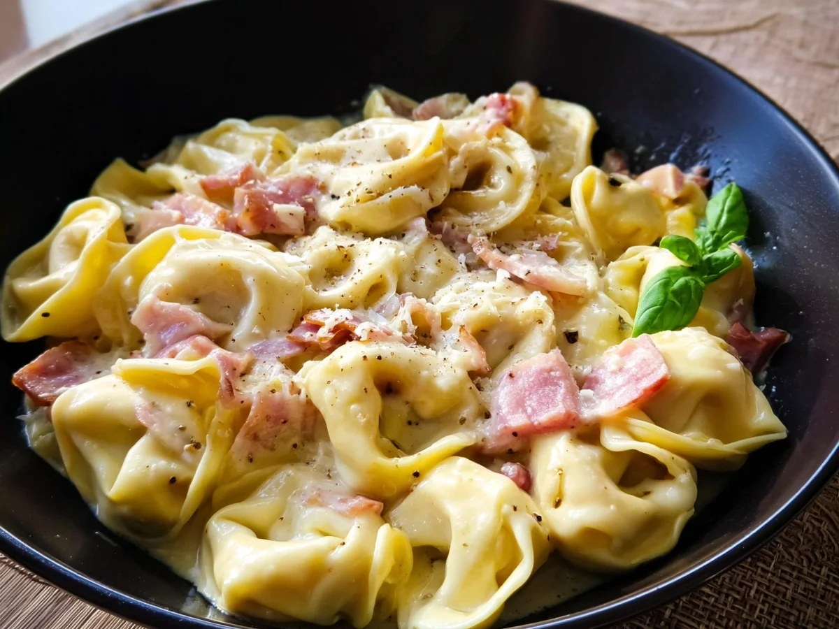 Einfache Tortellini alla Panna mit Putenschinken - Bild 1