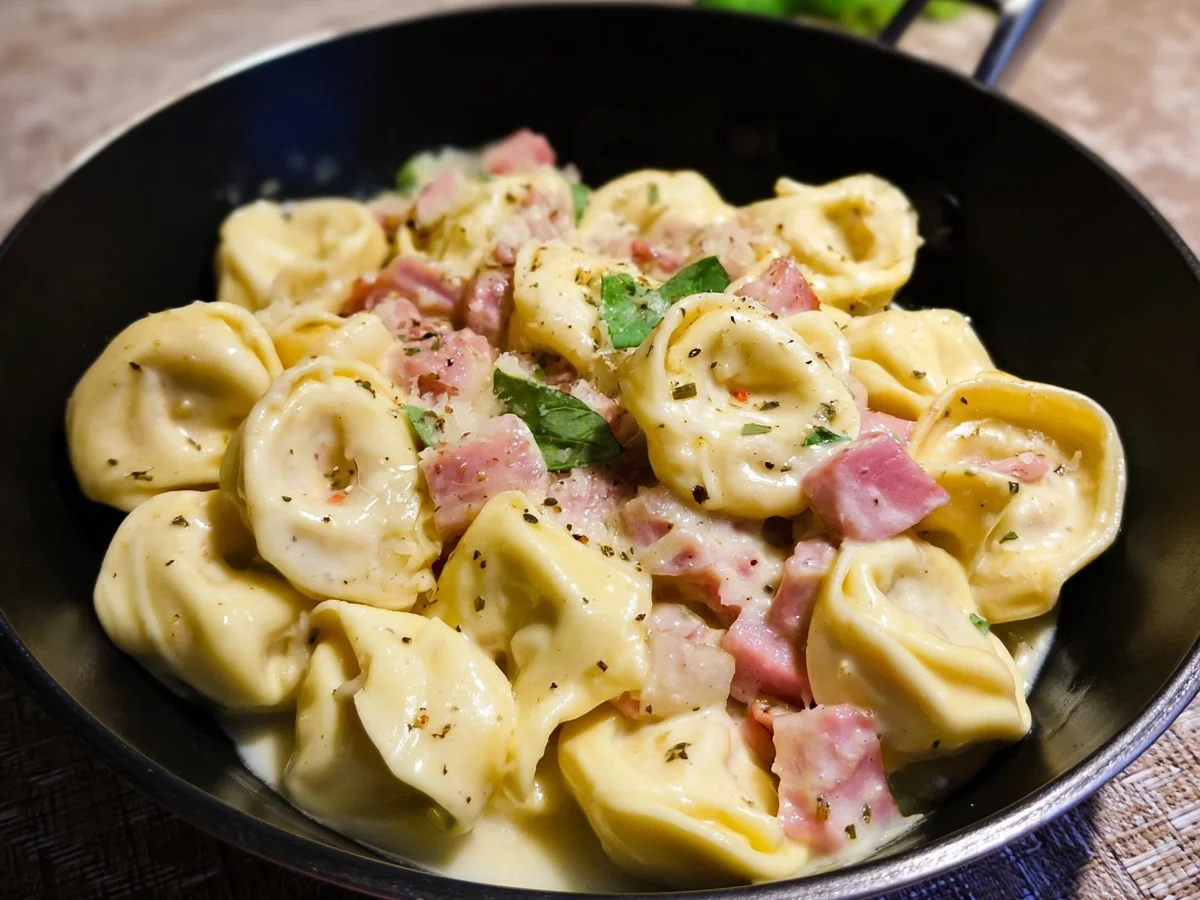 Einfache Tortellini alla Panna mit Putenschinken - Bild 2