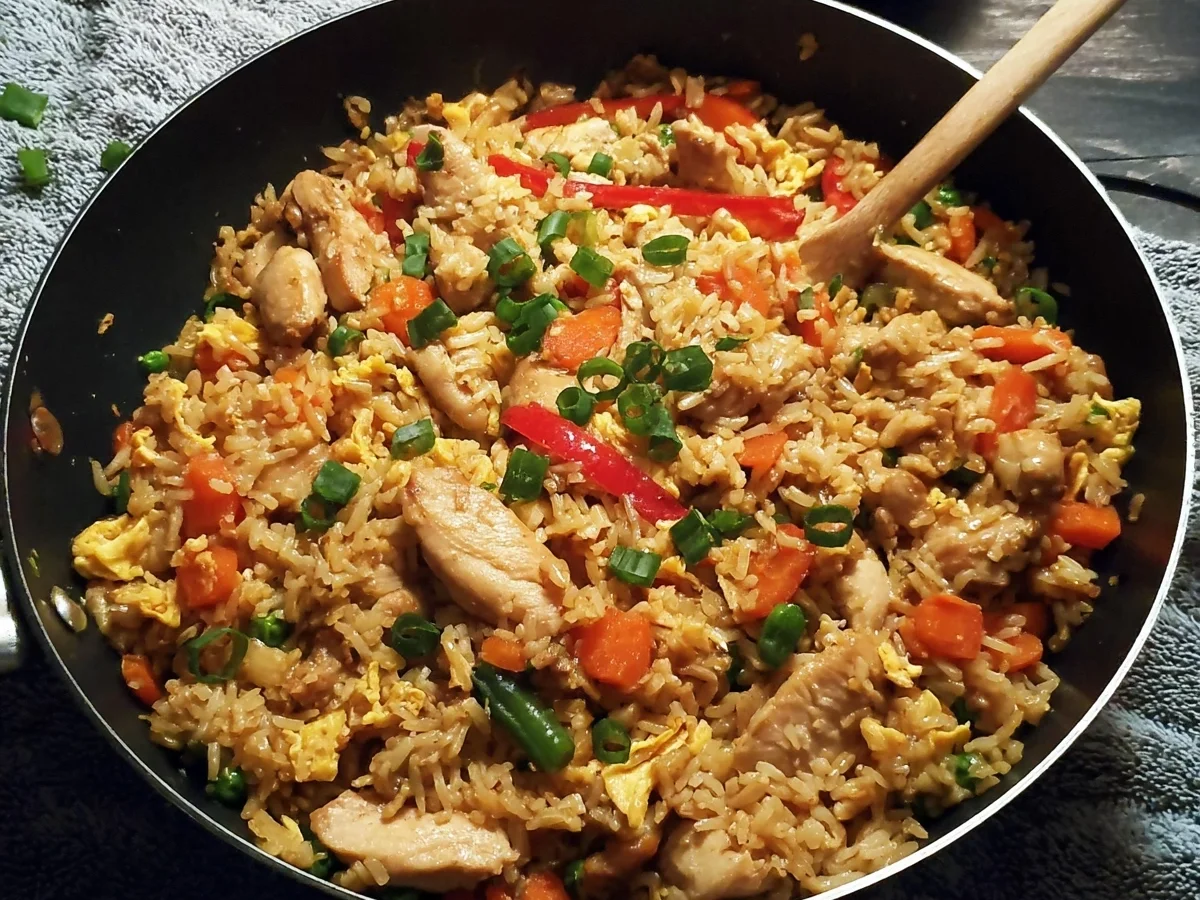 Gebratener Asia Reis mit Hähnchen & Gemüse - Bild 1