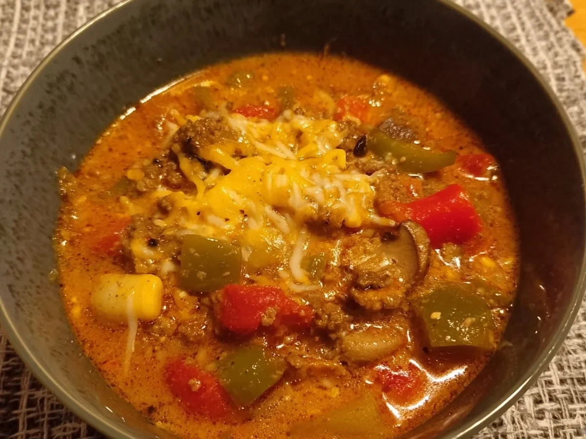 Low-Carb Pizzasuppe mit Hackfleisch: Schnell & Einfach - Bild 2