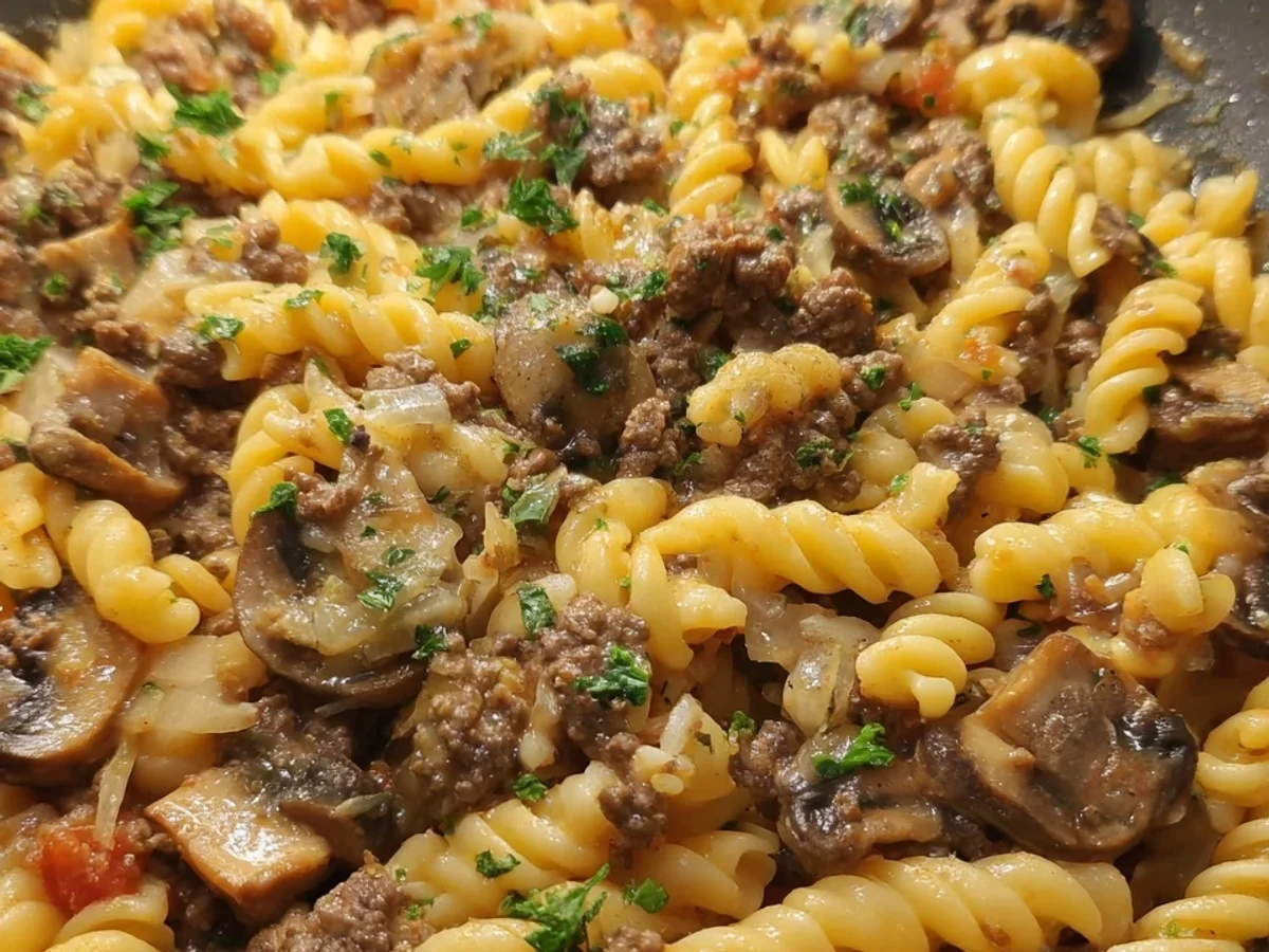 One Pot Pasta mit Hackfleisch & Champignons: Schnell & Lecker - Bild 2
