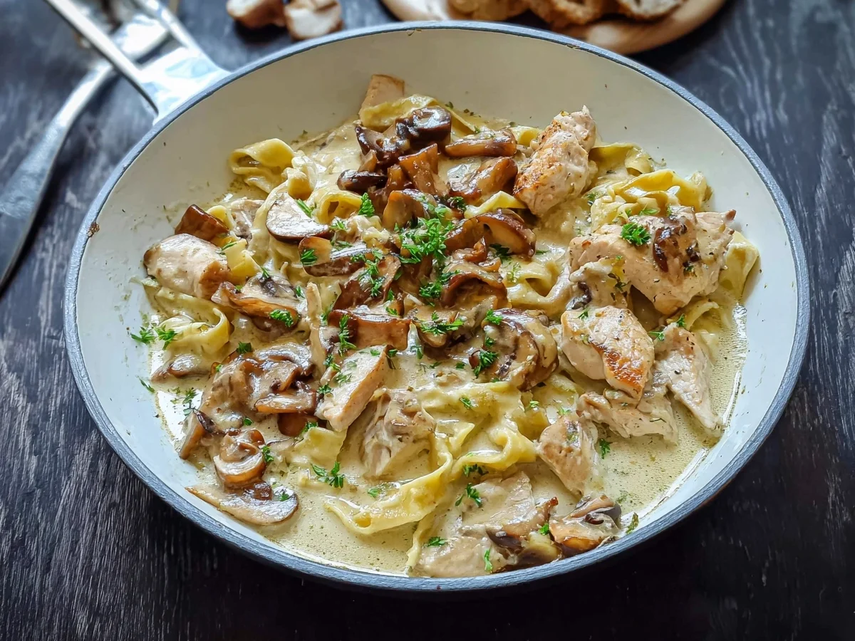 Putengeschnetzeltes mit Pilzen in cremiger Parmesan-Sahnesoße - Bild 1