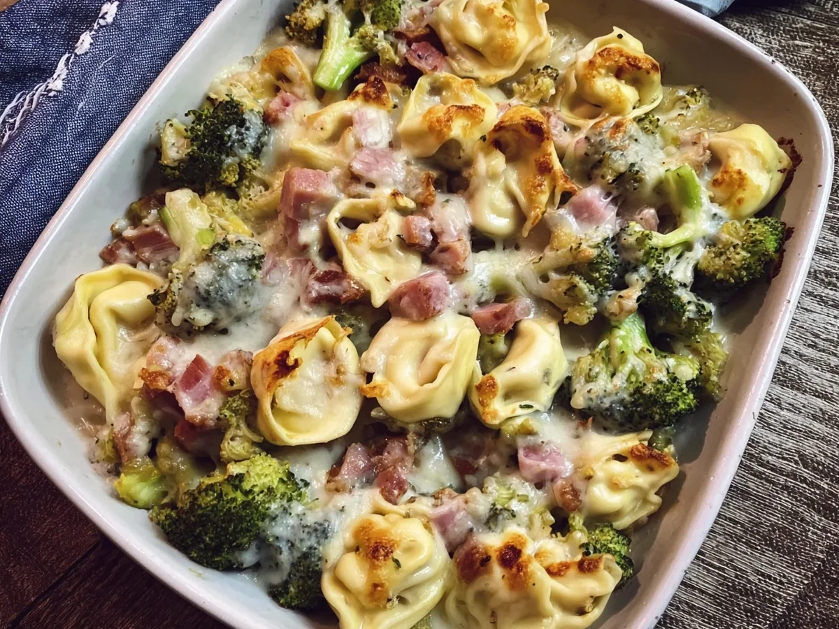 Schneller Tortellini Auflauf mit Brokkoli & Truthahnschinken - Bild 1