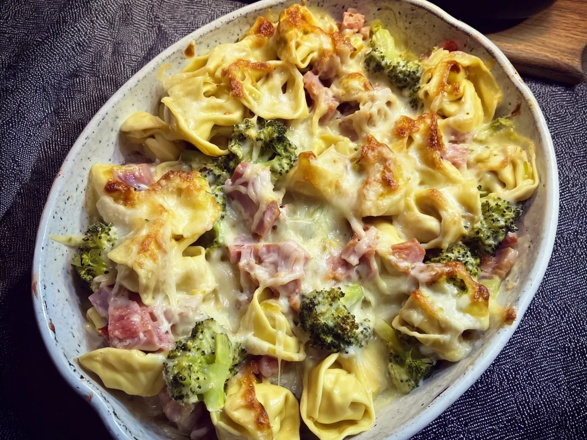 Schneller Tortellini Auflauf mit Brokkoli & Truthahnschinken - Bild 2