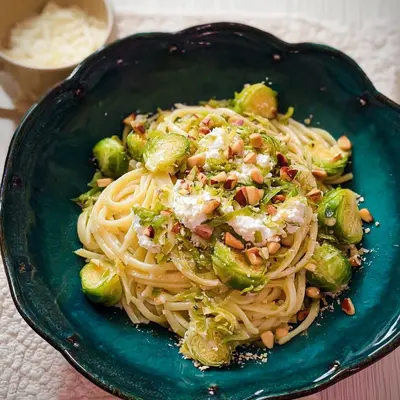 Blitzrezept: Pasta mit Rosenkohl, Mandeln & Ricotta