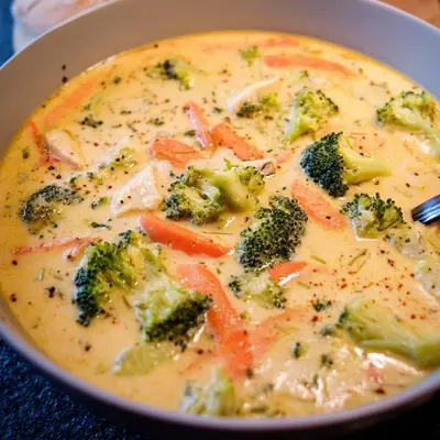 Cremige Brokkoli-Käse-Suppe mit Möhren Seelenfutter pur