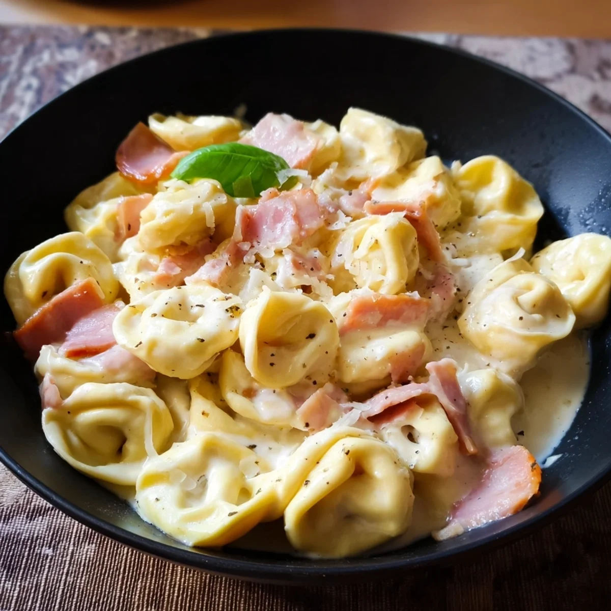 Einfache Tortellini alla Panna mit Putenschinken