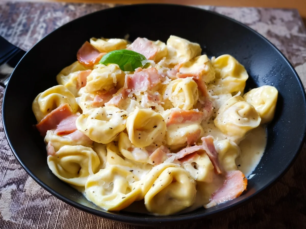 Einfache Tortellini alla Panna mit Putenschinken - Beitragsbild