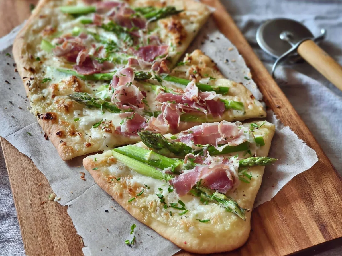 Flammkuchen mit grünem Spargel: Schnell & knusprig - Beitragsbild
