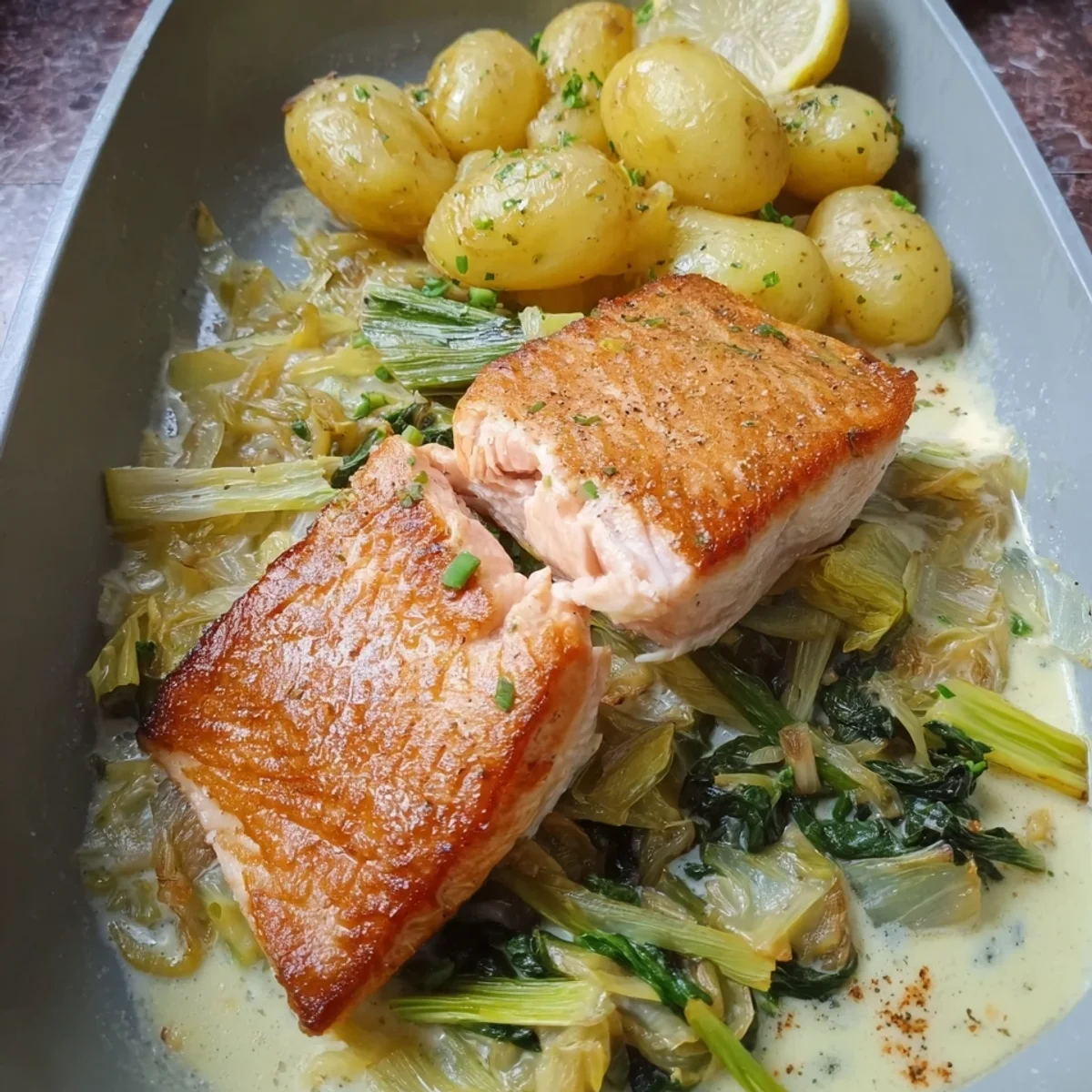 Gebratenes Seelachsfilet mit Kartoffeln & Lauch-Sahne-Soße