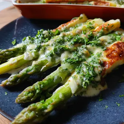 Grüner Spargel mit Parmesan-Kruste: Sommerliche Beilage