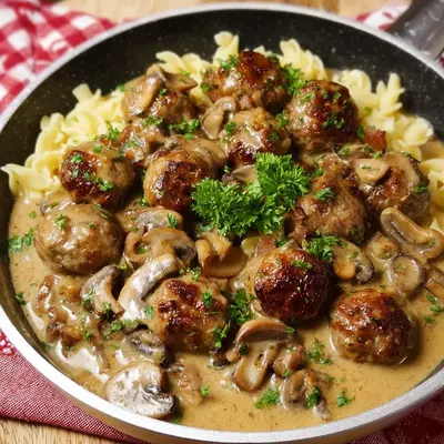 Jägerklösschen mit Champignons: Einfaches Hackbällchen Rezept