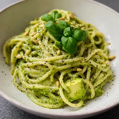 Nudeln mit cremigem Avocado-Pesto: Schnell & einfach