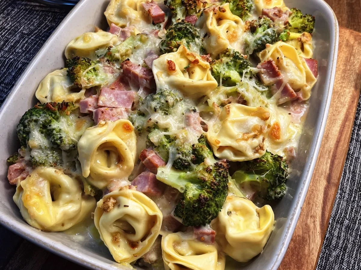 Schneller Tortellini Auflauf mit Brokkoli & Truthahnschinken - Beitragsbild