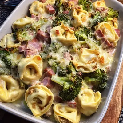 Schneller Tortellini Auflauf mit Brokkoli & Truthahnschinken