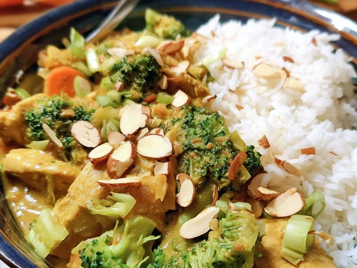 Schnelles Putencurry mit Brokkoli, Mandeln & Reis - Beitragsbild