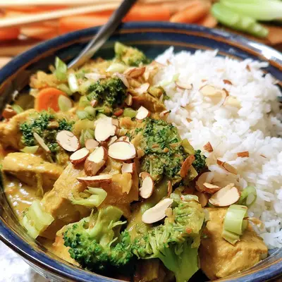 Schnelles Putencurry mit Brokkoli, Mandeln & Reis